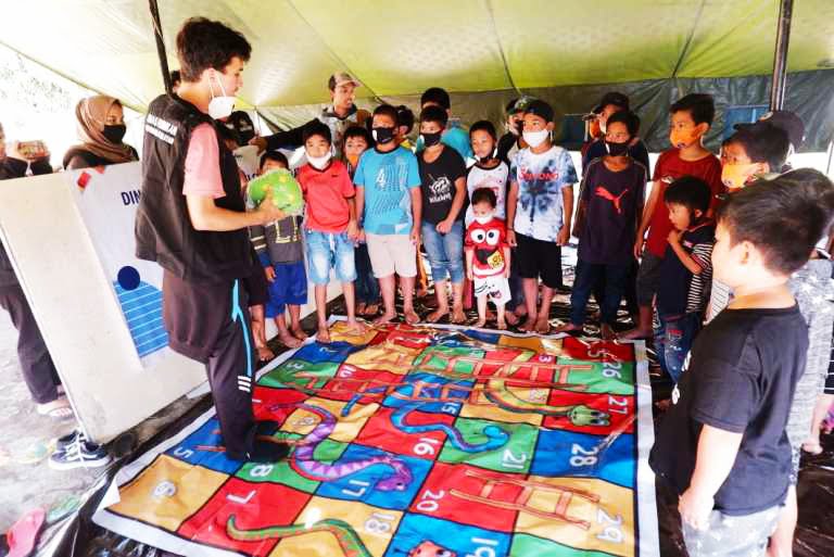 Tim Relawan Trauma Healing Disdik Sulsel Disambut Gembira Masyarakat Korban Gempa Sulbar