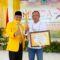 Wakili keluarga, Ashari Fakshirie Radjamilo Terima Penghargaan dari Partai Golkar Sulsel