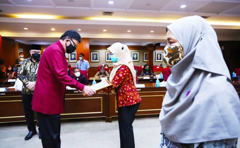 Menteri PANRB Serahkan Santunan ke Ahli Waris ASN yang Tewas Tangani Covid-19 5 Menteri PANRB Serahkan Santunan ke Ahli Waris ASN yang Tewas Tangani Covid-19