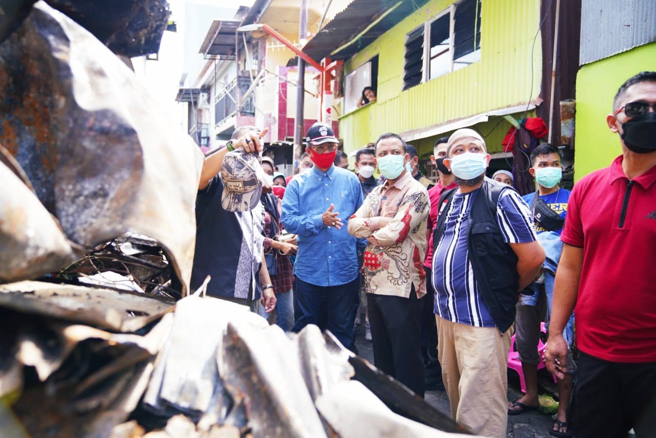 Andi Sudirman beri bantuan dan Semangat kepada Korban Kebakaran di Kelurahan Layang