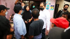 Tinjau Lokasi Kebakaran Tinumbu Danny Akan Aktifkan Kembali Pemadam Kebakaran Lorong