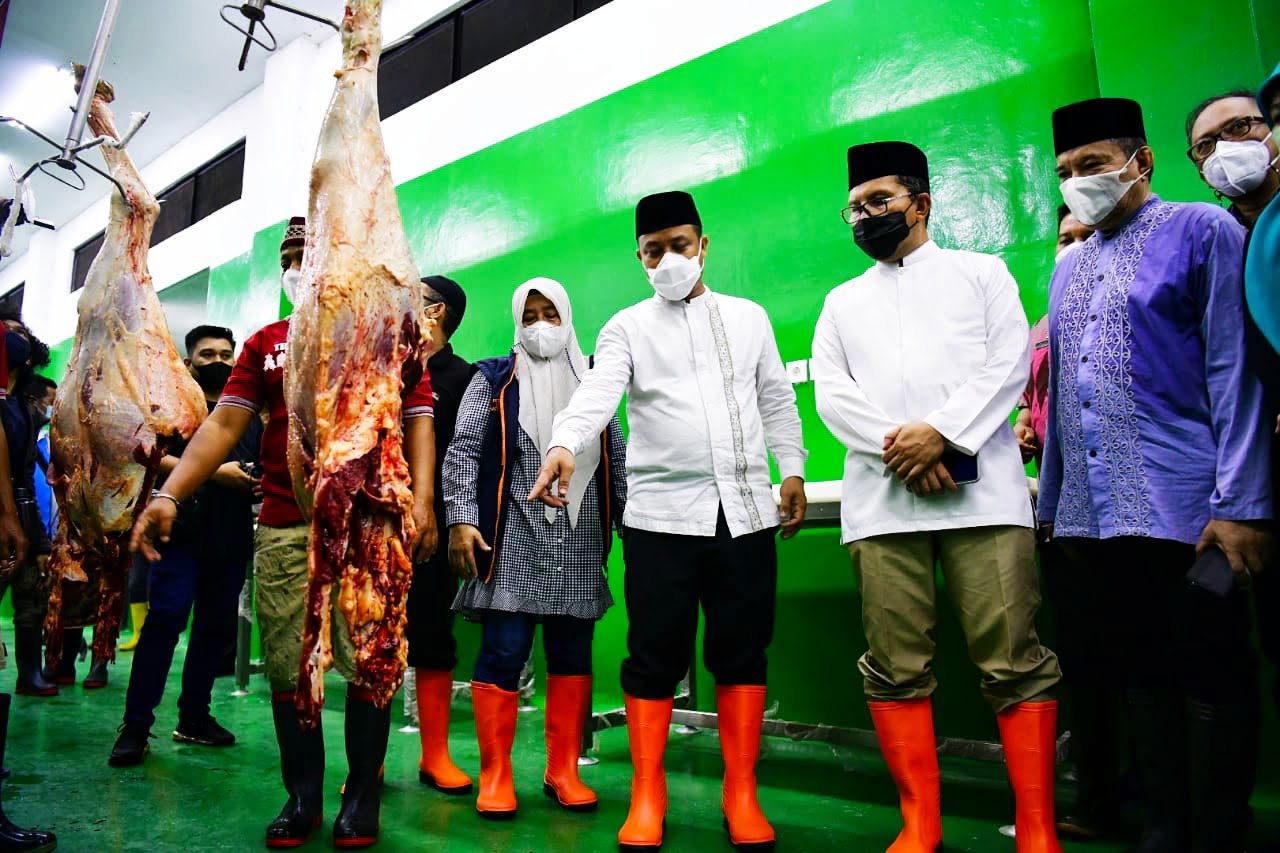 Jelang Idul Fitri, Plt Gubernur Sulsel Tinjau RPH Manggala, Jamin Ketersediaan Daging