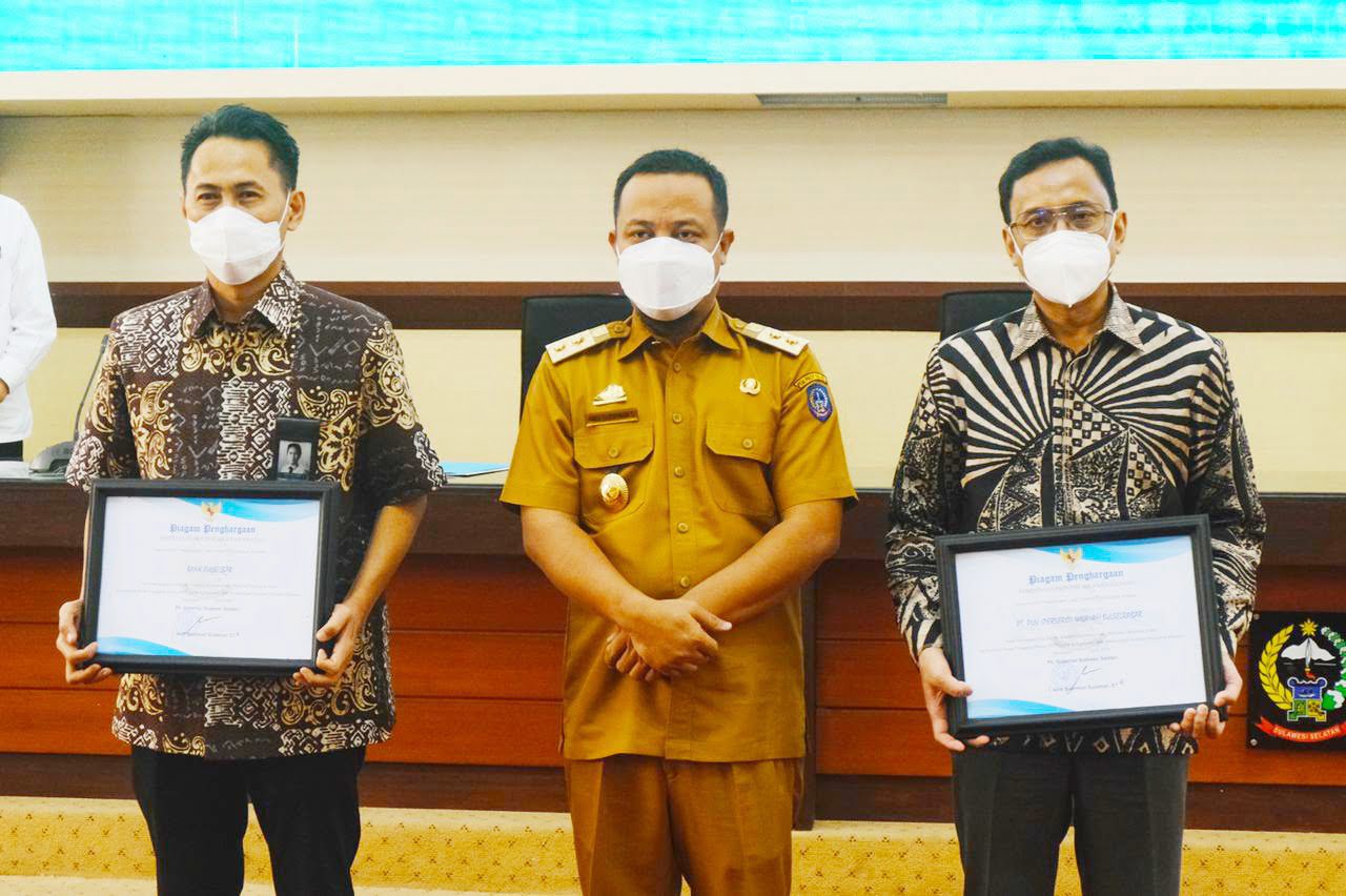 Serahkan Penghargaan kepada PLN-Bank Sulselbar, Plt Gub Sulsel: Jangan Berhenti Berjuang untuk Kemanusiaan