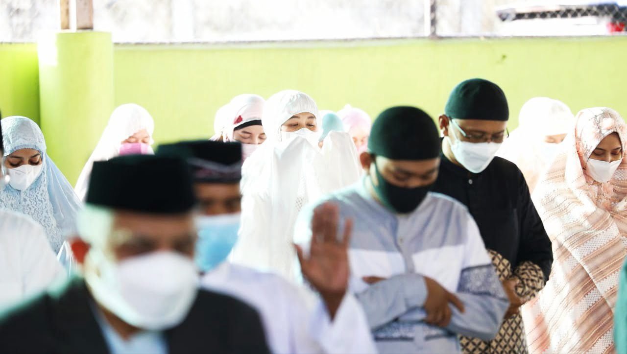 Shalat Idul Fitri di Belakang DPRD, Fatmawati Tak Bosan Ingatkan Protokol Kesehatan