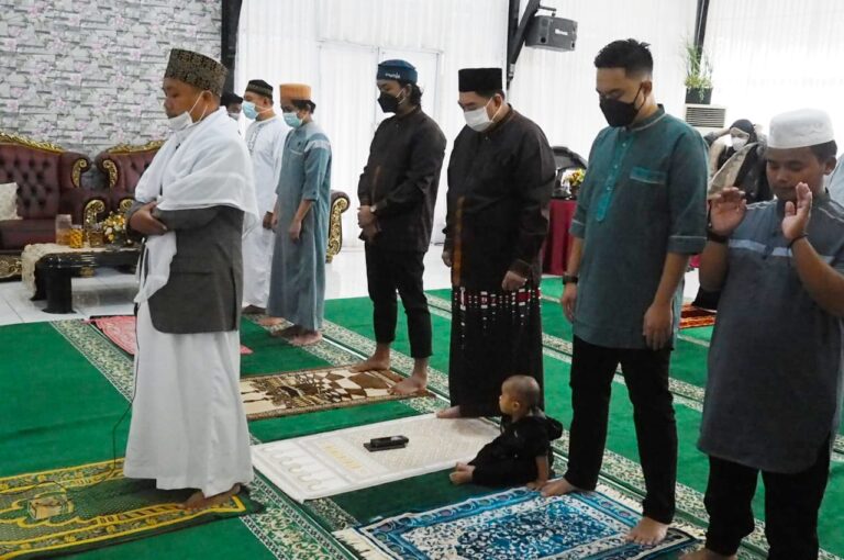 Shalat Ied di Rujabnya, Sekprov Sulsel Imbau Masyarakat terus Terapkan Prokes
