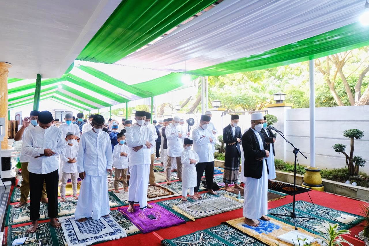 Plt Gubernur Sulsel Shalat Id di Rumah Jabatan bersama Keluarga