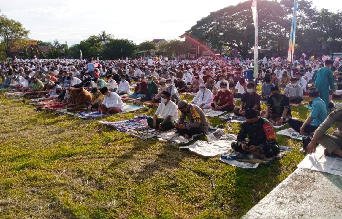 Solat Idul Fitri di Lapangan Komplek Unhas Biring Romang Digelar dengan Prokes Ketat