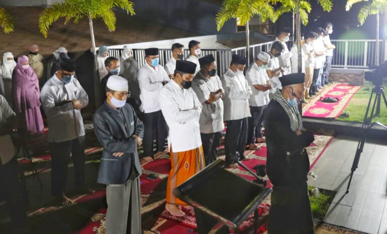 Shalat Gerhana Berjamaah, Danny Doakan Makassar Cepat Pulih dari Covid-19 3 Shalat Gerhana Berjamaah, Danny Doakan Makassar Cepat Pulih dari Covid-19