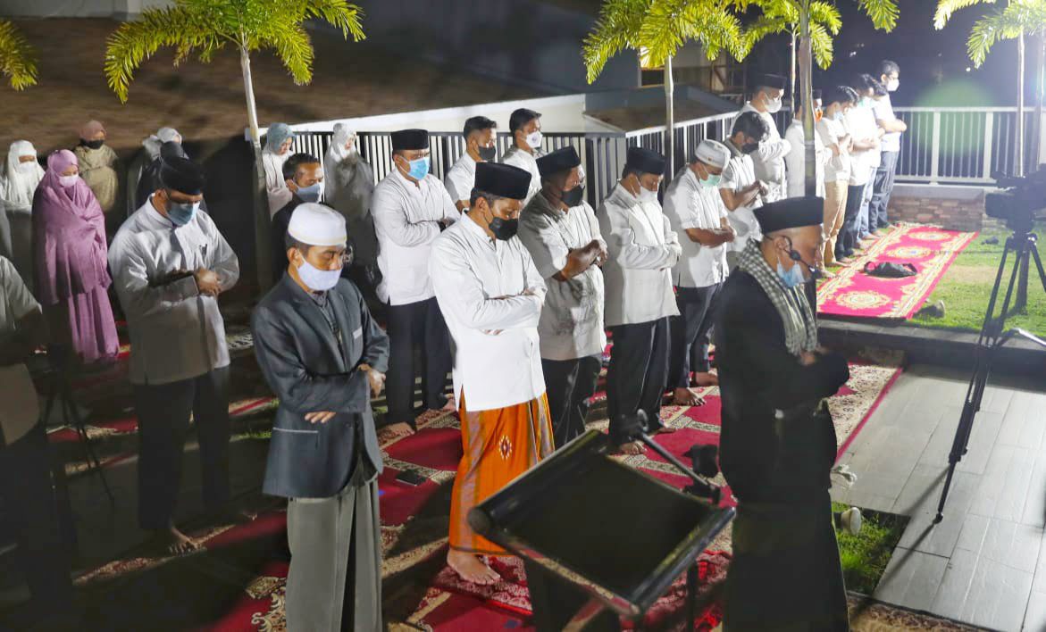 Shalat Gerhana Berjamaah, Danny Doakan Makassar Cepat Pulih dari Covid-19