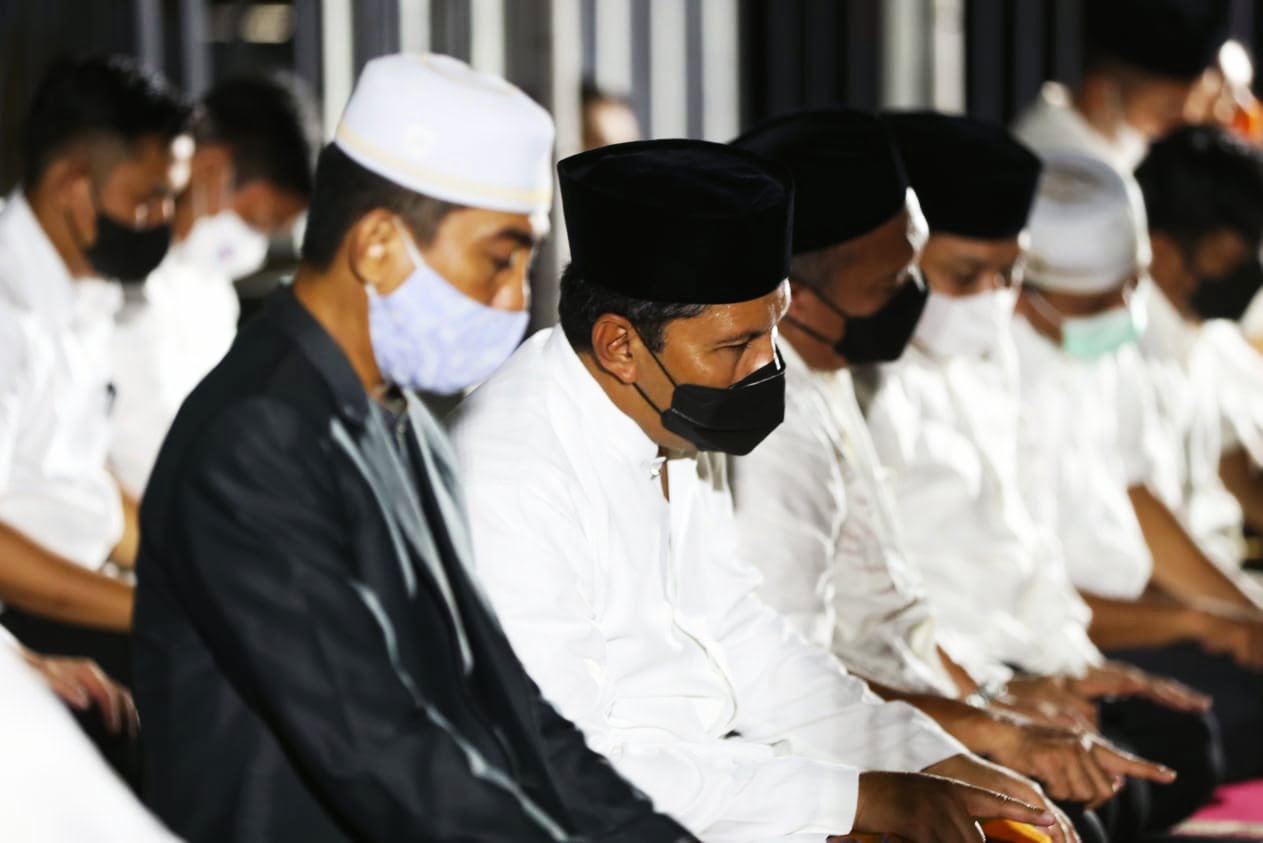 Shalat Gerhana Berjamaah, Danny Doakan Makassar Cepat Pulih dari Covid-19 2 Shalat Gerhana Berjamaah, Danny Doakan Makassar Cepat Pulih dari Covid-19