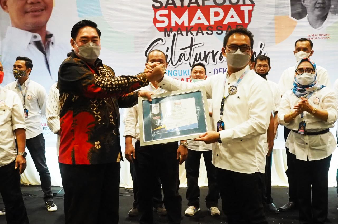 Abdul Hayat Kukuhkan Pengurus Four SMAPAT Makassar