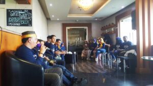 Saling Beri Hadiah di Halal Bi Halal Alumni Angkatan 96 SMP Muhammadiyah