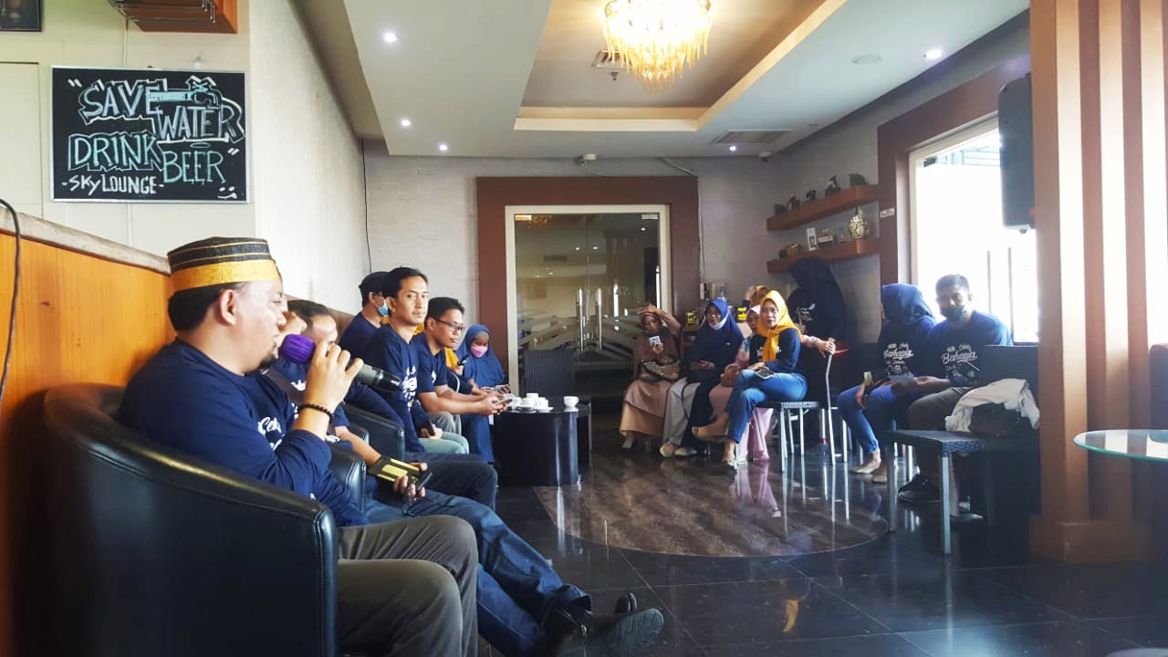 Saling Beri Hadiah di Halal Bi Halal Alumni Angkatan 96 SMP Muhammadiyah