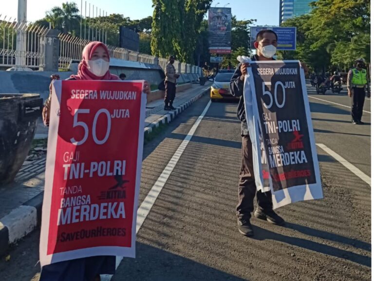 Aktivis Desak Presiden Jokowi Naikkan Gaji TNI-Polri minimal Rp50 Juta per bulan 3 Aktivis Desak Presiden Jokowi Naikkan Gaji TNI-Polri minimal Rp50 Juta per bulan