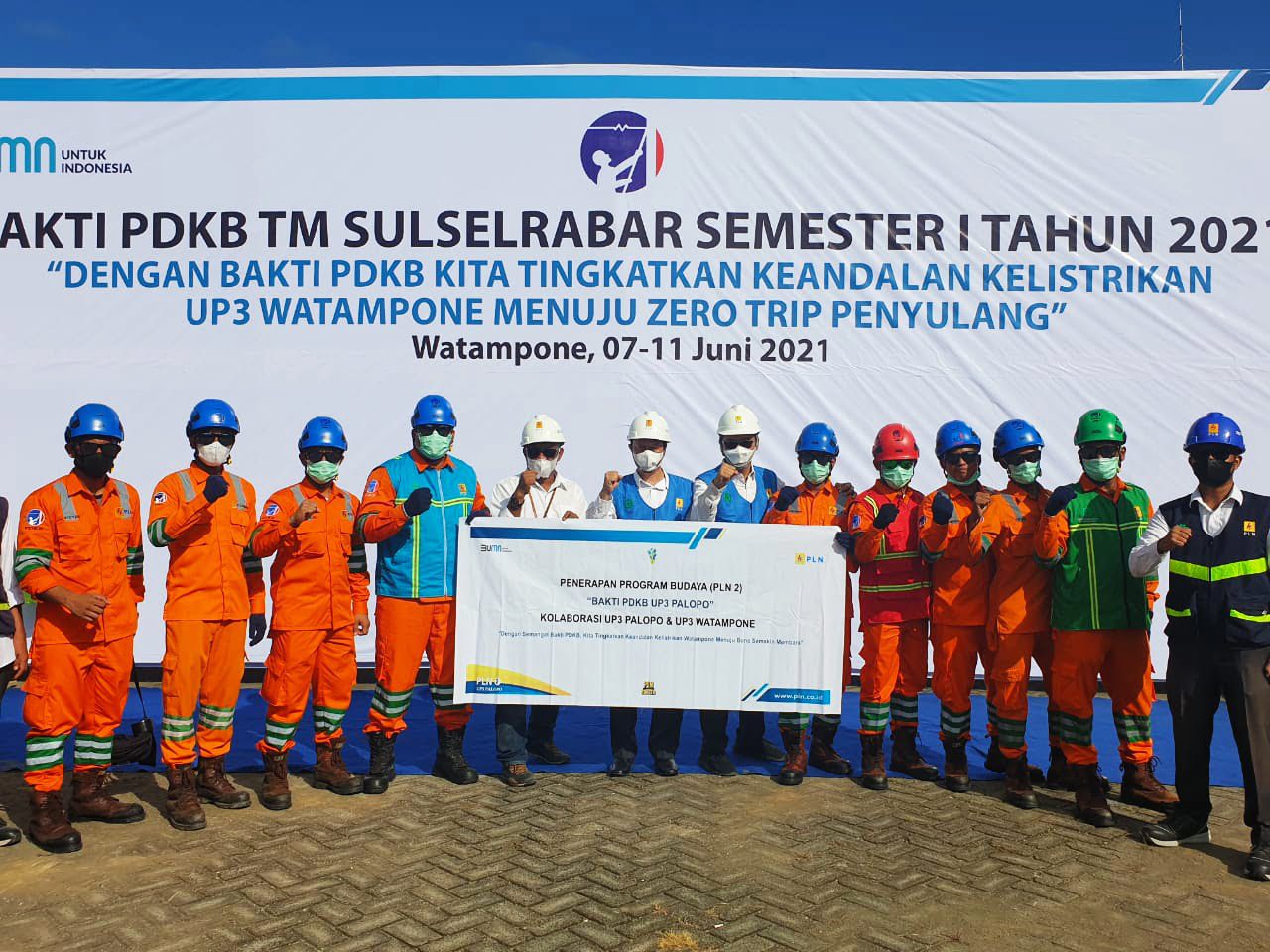 Tingkatkan Keandalan Jaringan Di Bone, PLN Terjunkan 63 Personel pada Bakti PDKB