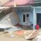 Atas instruksi Plt Gubernur sulsel, Dinsos dan BPBD Sulsel Gerak Cepat Salurkan Bantuan ke Korban Terdampak Angin Kencang di Sinjai. MAKASSAR, Pelaksana Tugas (Plt) Gubernur Sulawesi Selatan (Sulsel), Andi Sudirman Sulaiman, lansung menginstruksikan OPD terkait untuk penyaluran bantuan ke lokasi bencana di kabupaten sinjai. " Badan Penanggulangan Bencana Daerah (BPBD) Provinsi Sulsel bersama Dinas sosial dan pihak terkait lainnya telah menyalurkan bantuan kepada para korban terdampak melalui BPBD Kabupaten." Ungkap Andi Sudirman Sulaiman Kamis (17/6). Plt Gubernur Sulsel, juga mengimbau kepada seluruh masyarakat agar senantiasa tetap waspada terhadap cuaca ekstrim. " Saya mengimbau masyarakat tetap waspada terhadap cuaca ekstrim yang berpotensi menimbulkan angin kencang. Serta senantiasa berdoa agar selalu dilindungi oleh Allah Subhanahu Wa Ta'ala." Tuturnya. Kepala BPBD sulsel Nimal Lahamang Mengaku bantuan telah dikirim ke kabupaten sinjai. " Kami terus monitor. Stok logistik dan bantuan sembako telah kami salurkan ke kabupaten. Dan BPBD Kabupaten Sinjai telah membagikan kepada masyarakat terdampak," kata Kepala BPBD Sulsel. Hal sama juga telah dilakukan Dinas Sosial provinsi Sulsel. Kepala Bidang Linjamsos Dinas Sosial Sulsel, Herman mengatakan, hari ini Dinas Sosial Sulsel akan menuju Kabupaten Sinjai untuk membawa bantuan. Atas arahan dari Plt Gubernur Sulsel, Dinsos Provinsi terus bergerak cepat dalam menjaga stok bantuan di kabupaten, sehingga lebih cepat disalurkan jika terjadi bencana. " Hari ini kami akan ke Sinjai untuk membawa bufferstock ke lokasi bencana dan mungkin ada bantuan personil tagana Sinjai membantu masyarakat terdampak jika dibutuhkan," jelasnya. Diketahui, Hujan disertai angin kencang yang terjadi pada tanggal 12 Juni 2021 lalu, mengakibatkan 18 unit rumah warga dan 1 unit masjid mengalami kerusakan. Ada dua titik lokasi rumah terdampak. Yakni di BTN Mattumpu Permai, Lingkungan Benteng, Kelurahan Bongki, Kecamatan Sinjai Utara, sebanyak 17 unit rumah (4 rusak berat dan 13 ringan), dan 1 mesjid. Serta satu unit rumah rusak berat di Lingkungan Lempakomai, Kelurahan Lamatti Rilau, Kecamatan Sinjai Utara.