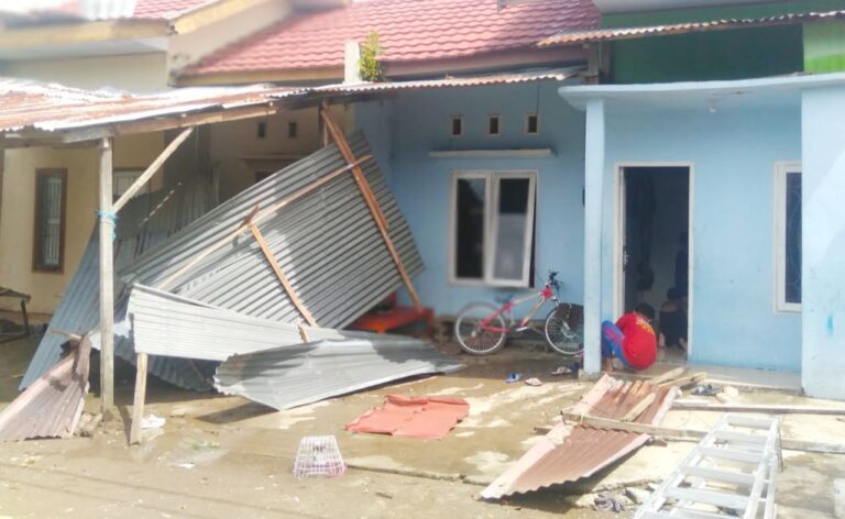 Plt Gubernur Instruksikan Dinsos & BPBD Sulsel Gerak Cepat Salurkan Bantuan ke Korban Terdampak Angin Kencang di Sinjai 8 Atas instruksi Plt Gubernur sulsel, Dinsos dan BPBD Sulsel Gerak Cepat Salurkan Bantuan ke Korban Terdampak Angin Kencang di Sinjai. MAKASSAR, Pelaksana Tugas (Plt) Gubernur Sulawesi Selatan (Sulsel), Andi Sudirman Sulaiman, lansung menginstruksikan OPD terkait untuk penyaluran bantuan ke lokasi bencana di kabupaten sinjai. " Badan Penanggulangan Bencana Daerah (BPBD) Provinsi Sulsel bersama Dinas sosial dan pihak terkait lainnya telah menyalurkan bantuan kepada para korban terdampak melalui BPBD Kabupaten." Ungkap Andi Sudirman Sulaiman Kamis (17/6). Plt Gubernur Sulsel, juga mengimbau kepada seluruh masyarakat agar senantiasa tetap waspada terhadap cuaca ekstrim. " Saya mengimbau masyarakat tetap waspada terhadap cuaca ekstrim yang berpotensi menimbulkan angin kencang. Serta senantiasa berdoa agar selalu dilindungi oleh Allah Subhanahu Wa Ta'ala." Tuturnya. Kepala BPBD sulsel Nimal Lahamang Mengaku bantuan telah dikirim ke kabupaten sinjai. " Kami terus monitor. Stok logistik dan bantuan sembako telah kami salurkan ke kabupaten. Dan BPBD Kabupaten Sinjai telah membagikan kepada masyarakat terdampak," kata Kepala BPBD Sulsel. Hal sama juga telah dilakukan Dinas Sosial provinsi Sulsel. Kepala Bidang Linjamsos Dinas Sosial Sulsel, Herman mengatakan, hari ini Dinas Sosial Sulsel akan menuju Kabupaten Sinjai untuk membawa bantuan. Atas arahan dari Plt Gubernur Sulsel, Dinsos Provinsi terus bergerak cepat dalam menjaga stok bantuan di kabupaten, sehingga lebih cepat disalurkan jika terjadi bencana. " Hari ini kami akan ke Sinjai untuk membawa bufferstock ke lokasi bencana dan mungkin ada bantuan personil tagana Sinjai membantu masyarakat terdampak jika dibutuhkan," jelasnya. Diketahui, Hujan disertai angin kencang yang terjadi pada tanggal 12 Juni 2021 lalu, mengakibatkan 18 unit rumah warga dan 1 unit masjid mengalami kerusakan. Ada dua titik lokasi rumah terdampak. Yakni di BTN Mattumpu Permai, Lingkungan Benteng, Kelurahan Bongki, Kecamatan Sinjai Utara, sebanyak 17 unit rumah (4 rusak berat dan 13 ringan), dan 1 mesjid. Serta satu unit rumah rusak berat di Lingkungan Lempakomai, Kelurahan Lamatti Rilau, Kecamatan Sinjai Utara.