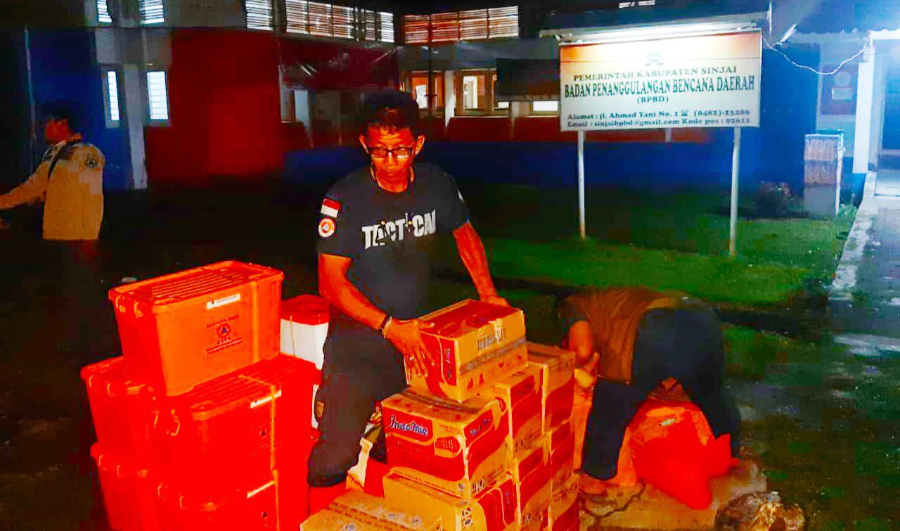 Plt Gubernur Instruksikan Dinsos & BPBD Sulsel Gerak Cepat Salurkan Bantuan ke Korban Terdampak Angin Kencang di Sinjai 2 Dinsos & BPBD Sulsel Gerak Cepat Salurkan Bantuan ke Korban Terdampak Angin Kencang di Sinjai