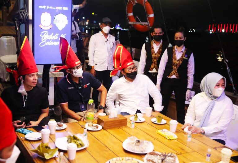 Kenalkan Icon Makassar, Danny Ajak Sandiaga Uno Keliling Laut Losari 5 Kenalkan Icon Makassar, Danny Ajak Sandiaga Uno Keliling Laut Losari