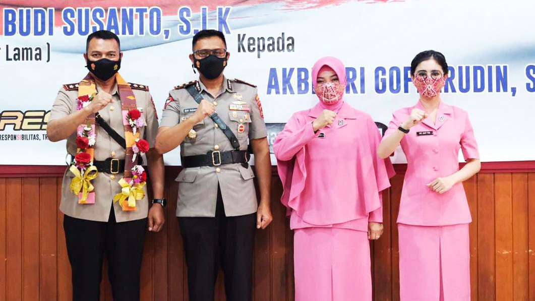 Kapolres Gowa Disambut dengan Pengalungan Bunga