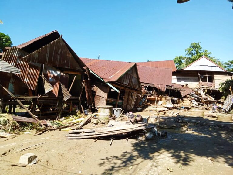 Plt Gubernur Sulsel Pastikan Bantuan Logistik Korban Banjir Bandang Tersalurkan 8 Plt Gubernur Sulsel Pastikan Bantuan Logistik Korban Banjir Bandang Tersalurkan