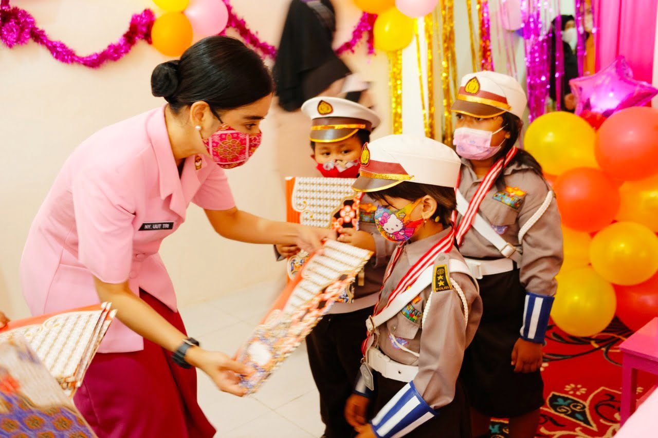 Ketua YKB Cab Gowa Hadiri Penamatan 55 Peserta Didik TK Kemala Bhayangkari 07