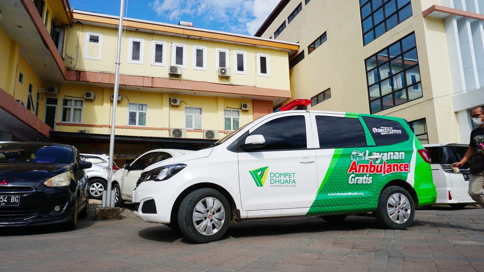 KolaborAksi Donatur Bersama Dompet Dhuafa Sulsel, Hadirkan Ambulans Bagi Warga Kurang Mampu 3 Dompet Dhuafa (DD) Sulawesi Selatan baru saja meluncurkan Layanan Ambulans Gratis pada (Rabu, 30/06/2021) untuk masyarakat kurang mampu. Layanan ini memberikan kemudahan antar-jemput bagi pasien kurang mampu yang ingin pergi dan pulang dari berobat.