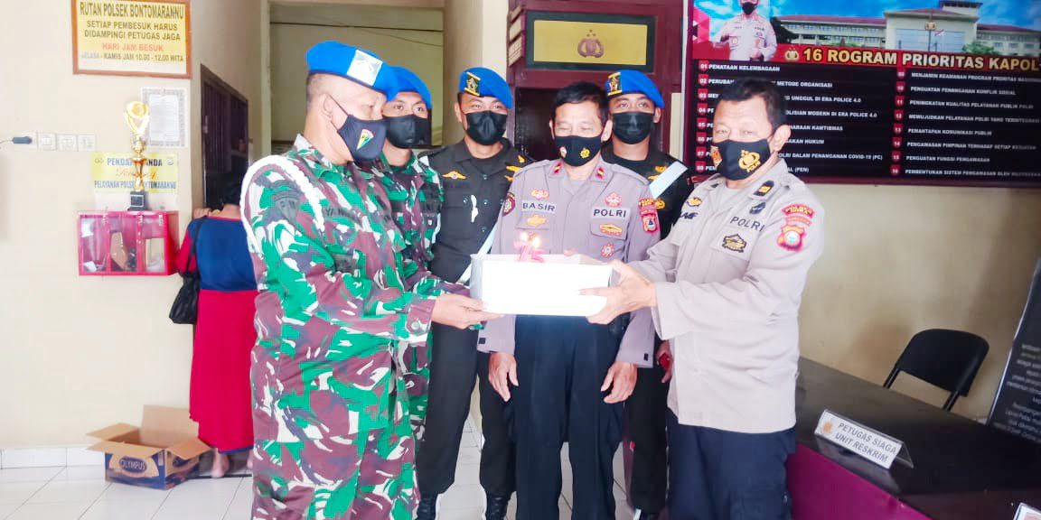 HUT Bhayangkara: Divisi 3 Kostrad Berikan Surprise Ulang Tahun Ke Polsek Bontomarannu