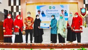 Plt Ketua PKK Sulsel Serahkan Bantuan Penanganan Stunting dan Gizi di Palopo