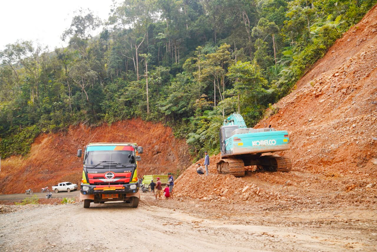 Tinjau Jalan Rintisan Palopo - Pantilang - Torut, Gubernur Sulsel komitmen pemerataan pembangunan di wilayah terisolir 3 progres pembangunan jalan ruas Latuppa - Bonglo - Salulimbong - Pantilang, Minggu (4/7/2021).