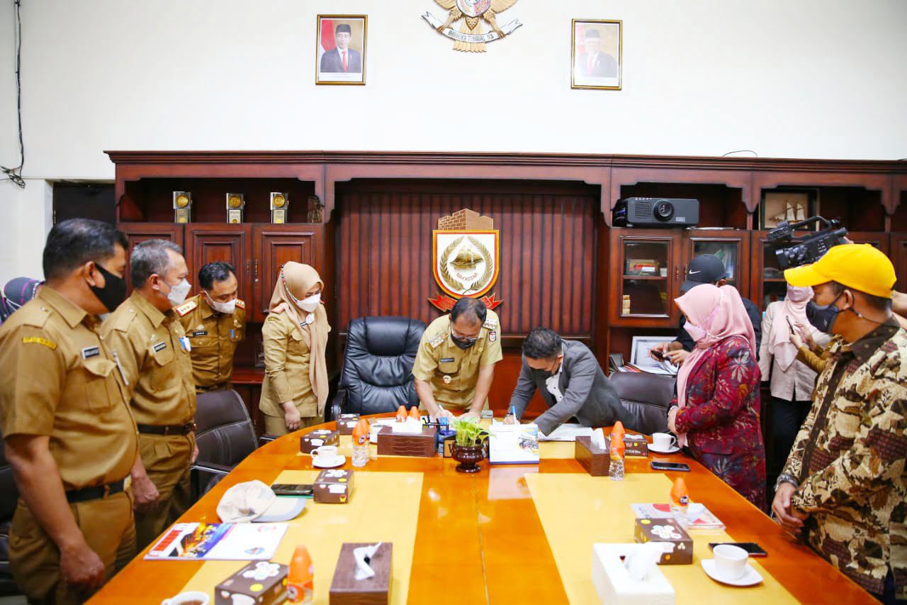 Walikota Danny - KPU Makassar Tandatangani MoU Tentang Kelurahan Peduli Pemilu