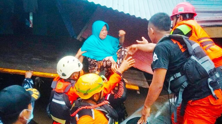 Jeneponto dan Bantaeng Terendam Banjir, Basarnas Sulsel Terjunkan Tim Bantu Evakuasi 7 Jeneponto dan Bantaeng Terendam Banjir, Basarnas Sulsel Terjunkan Tim Bantu Evakuasi