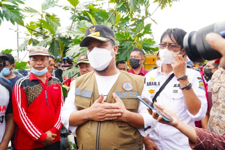 Tinjau Lokasi Banjir Jeneponto, Plt Gubernur: Sabarki, Insya Allah ada hikmahnya 6 Tinjau Lokasi Banjir Jeneponto, Plt Gubernur: Sabarki, Insya Allah ada hikmahnya