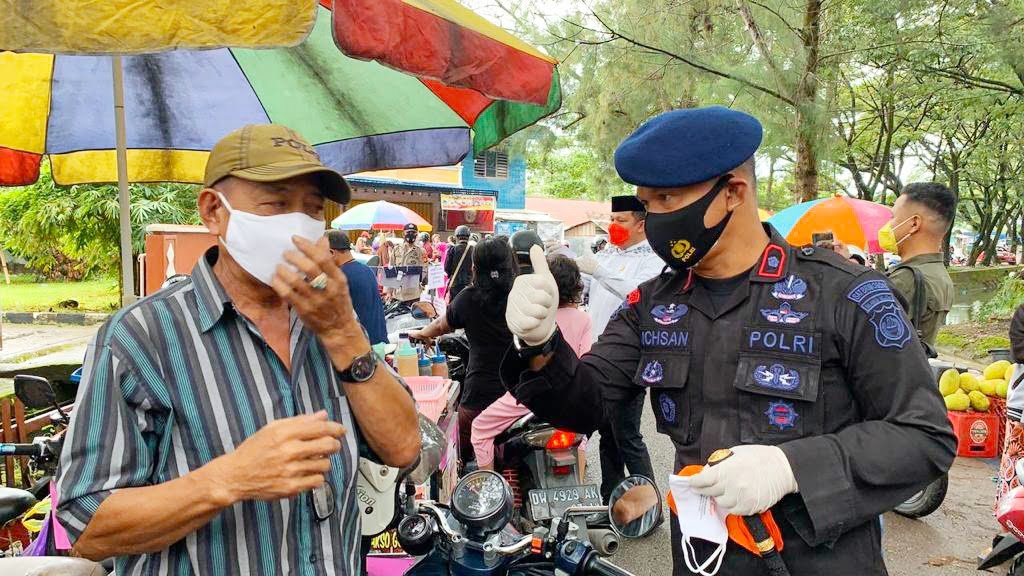 Danyon C Pelopor Satbrimob-Forkopimda Bone Turun Langsung Bagikan Masker