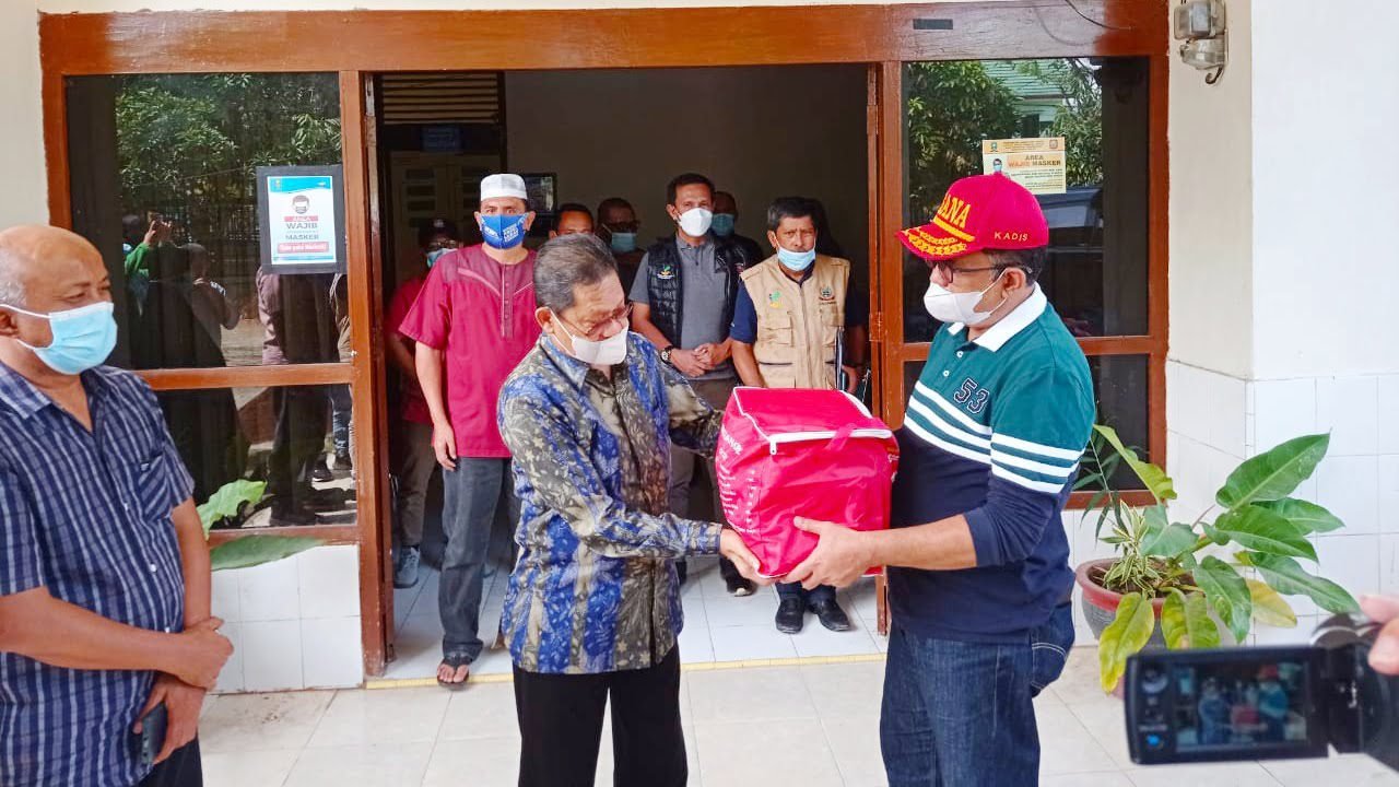 Kadinsos Serahkan Bantuan 2 Ton Beras ke korban Bencana Banjir Sinjai