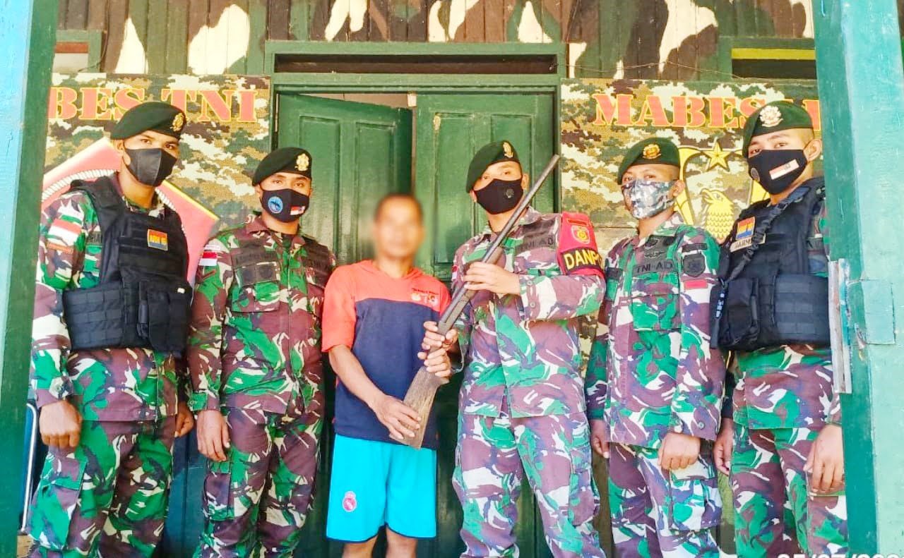 Satgas Pamtas Yonarhanud 16/SBC kembali terima Senjata Rakitan dari masyarakat di Perbatasan