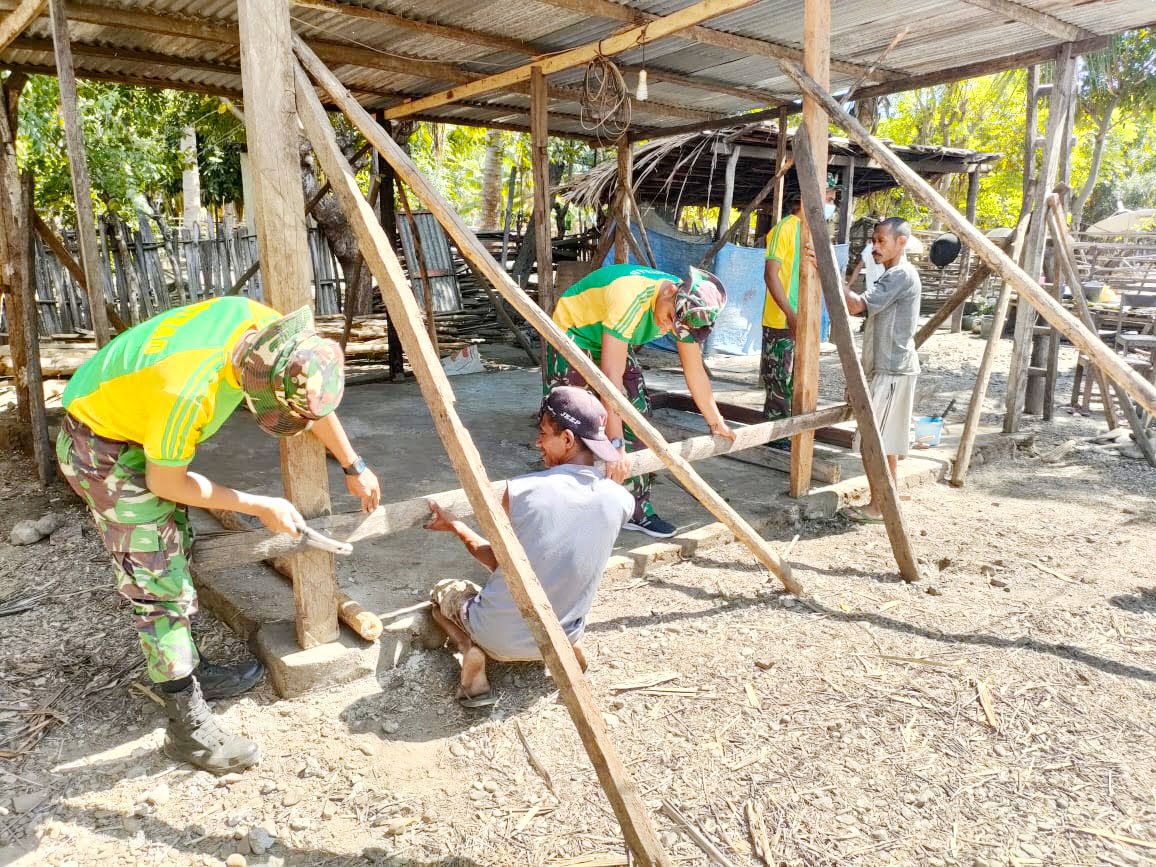 Satgas Pamtas RI & RDTL Sektor Barat Yonarmed 6/3 Kostrad Bantu Warga Perbatasan Bangun Rumah