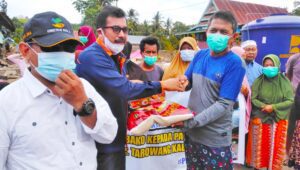 KKT Gowa Serahkan Bantuan Kepada Korban Bencana Banjir Jeneponto