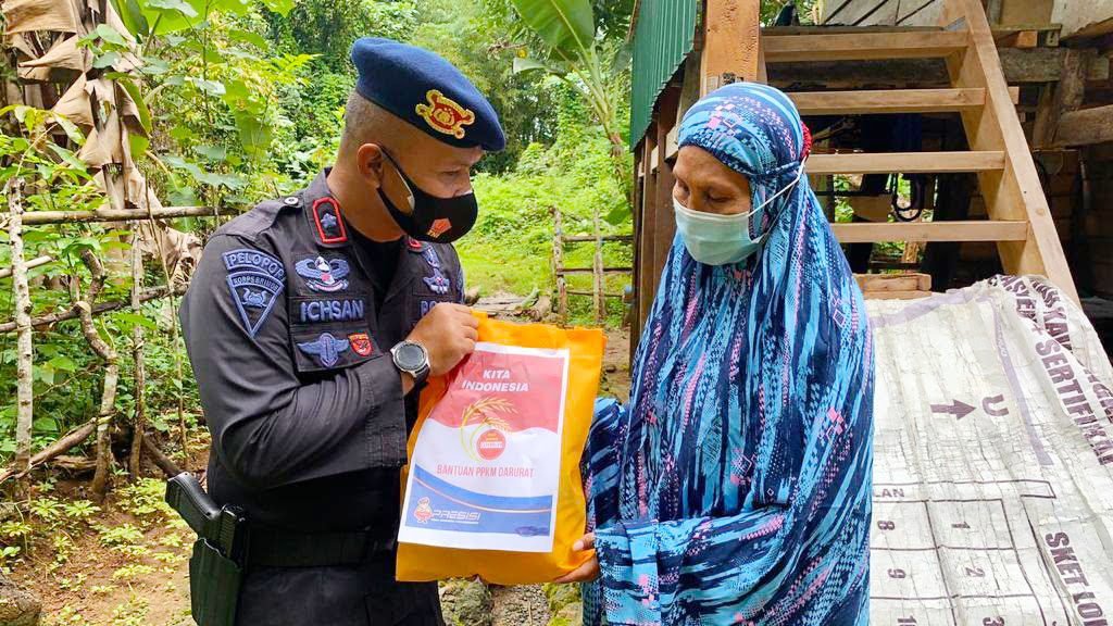 Peduli Masyarakat Terdampak Covid-19, Brimob Bone Bagi Sembako ke Masyarakat