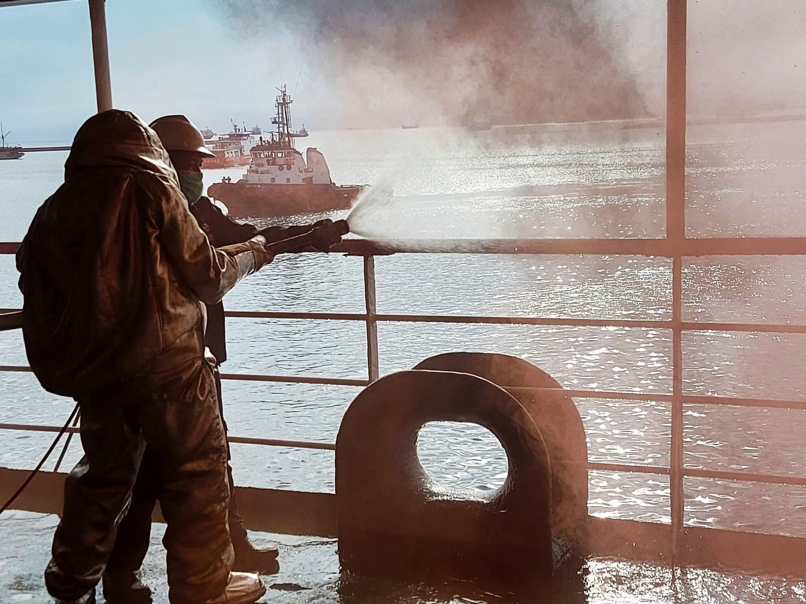 Jelang Peluncuran Isoman Apung, Pemkot Makassar Gelar Simulasi Penanggulangan Kebakaran di Kapal