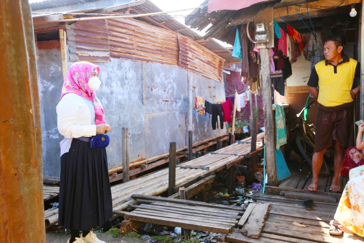 Wawali Fatma Sambangi Warga, Berikan Sembako dan Ingatkan Prokes