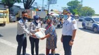 Tim Patroli Terpadu Bagi-bagi Paket Sembako dan Kampanye Prokes di dua tempat
