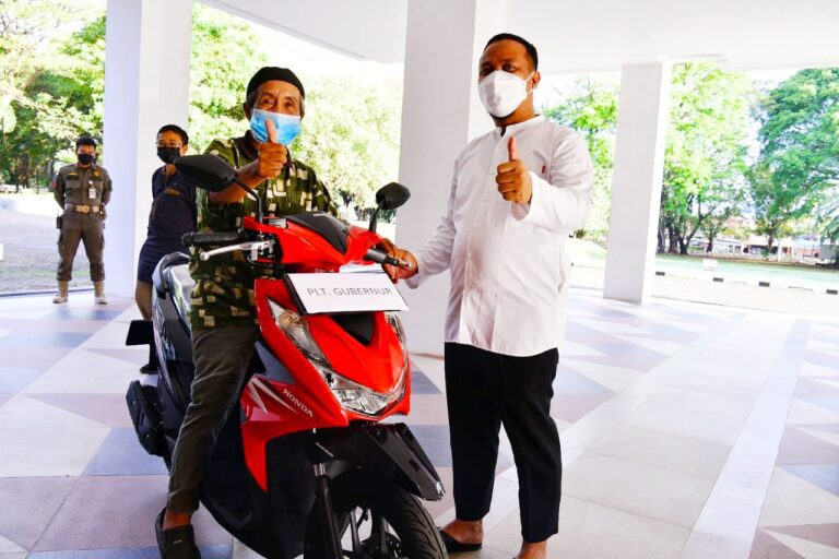 Virtual Bareng Menkes dan Deddy Corbuzier, 'Kakek Inspirator Vaksin' dapat Hadiah Motor dari Plt Gubernur Sulsel