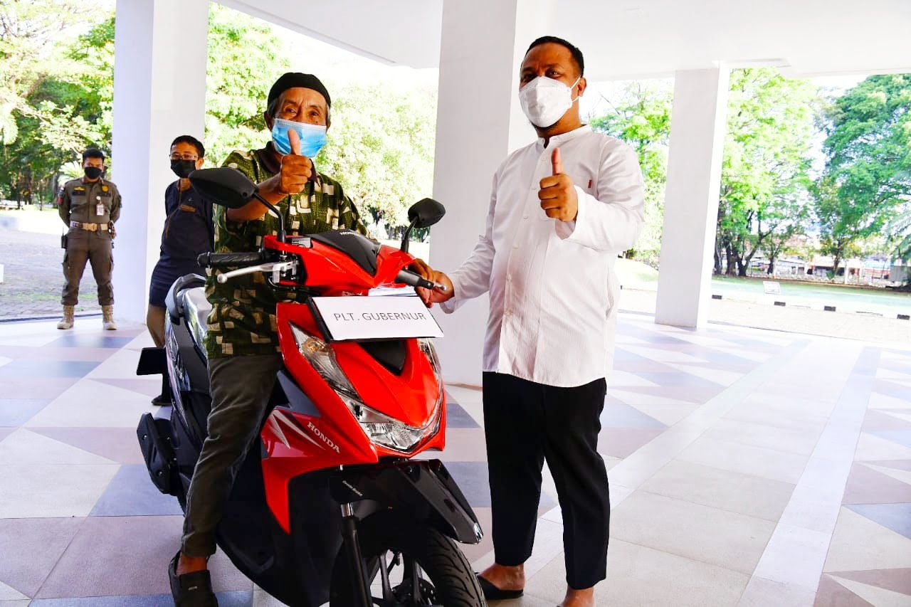 Virtual Bareng Menkes dan Deddy Corbuzier, 'Kakek Inspirator Vaksin' dapat Hadiah Motor dari Plt Gubernur Sulsel