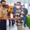 Kadisdik Sulsel Bagikan HP Bantuan Bank Sulselbar