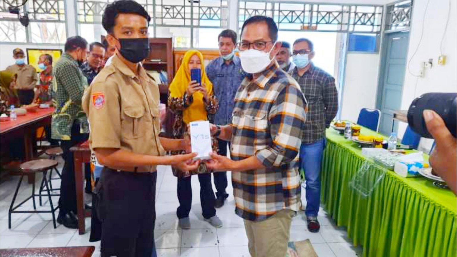 Kadisdik Sulsel Bagikan HP Bantuan Bank Sulselbar