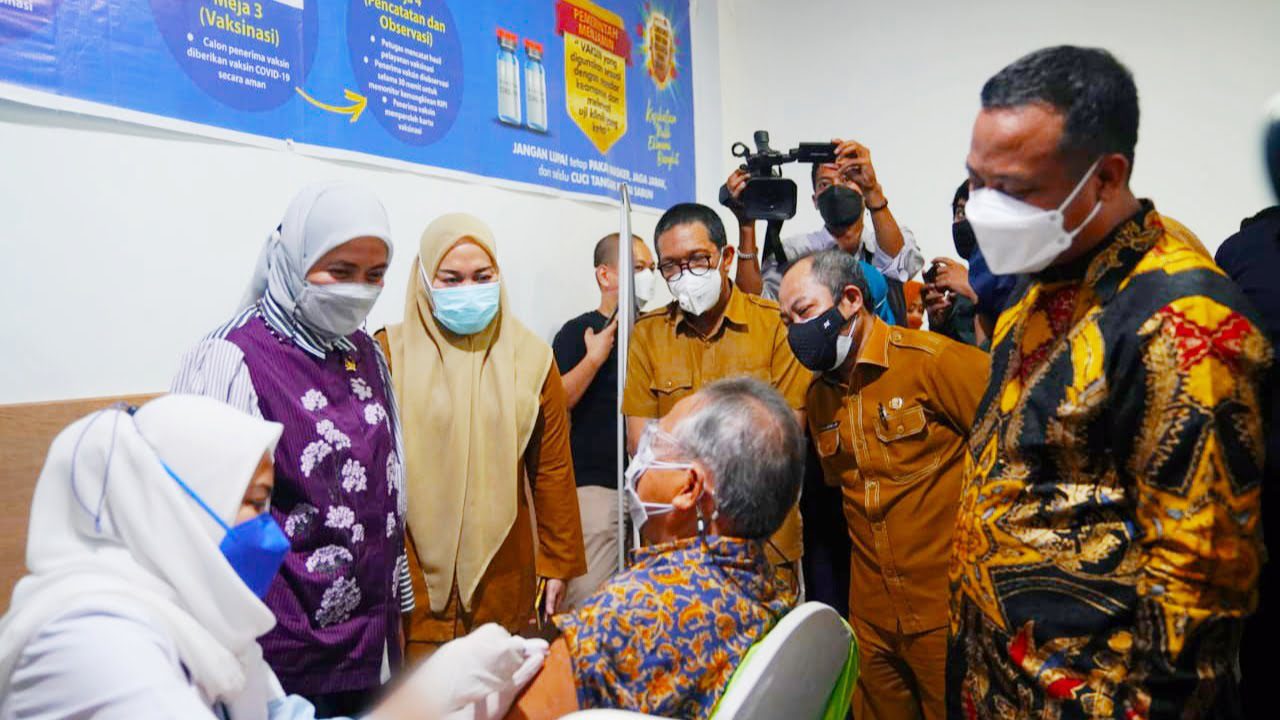Vaksinasi Covid-19 Dosis Ketiga dimulai di Sulsel, Prioritas untuk Nakes 2 Program Vaksinasi Covid-19 Dosis Ketiga dimulai di Sulsel, Prioritas untuk Nakes