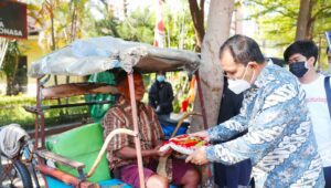 Apresiasi “Gerakan Berbagi Untuk Warga”, Danny Ikut Terjun Langsung