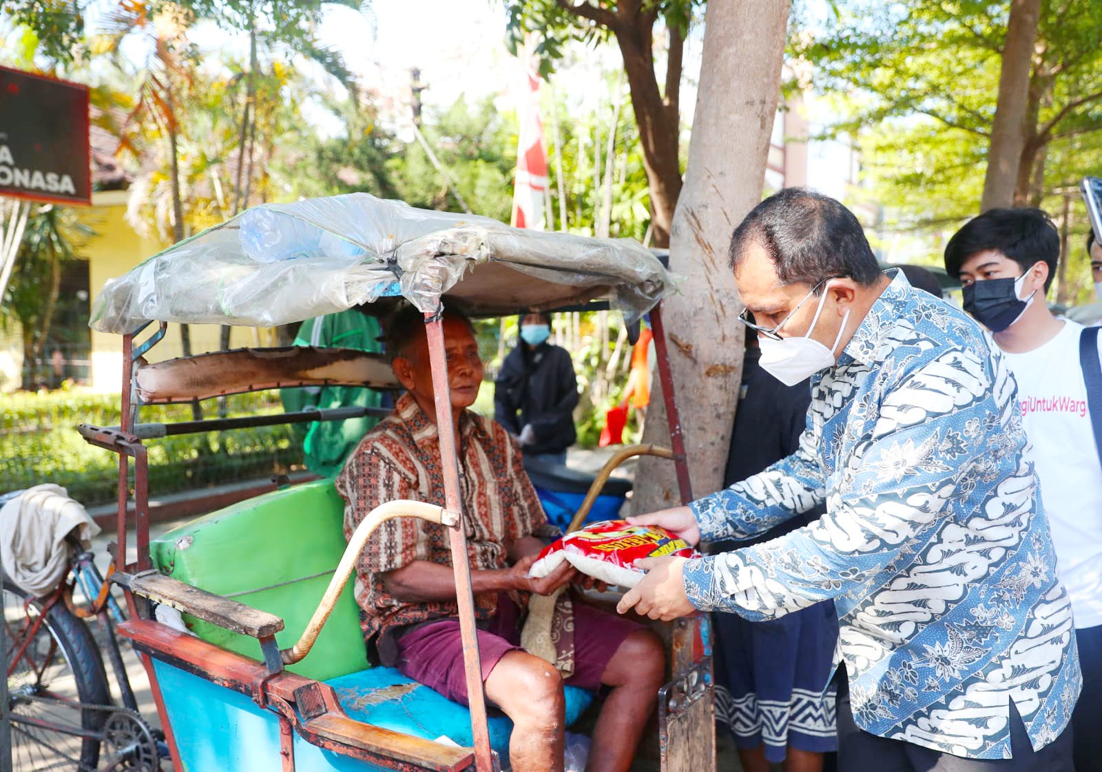 Apresiasi “Gerakan Berbagi Untuk Warga”, Danny Ikut Terjun Langsung