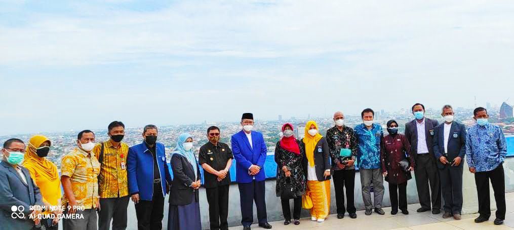 Tertarik Keindahan Makassar, Bupati Majene Lihat dari Lantai 18 Kampus Unismuh Makassar